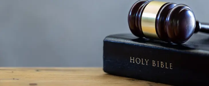 A Holy Bible next to a gavel representing Christian lawyers in Mississippi and Tennessee